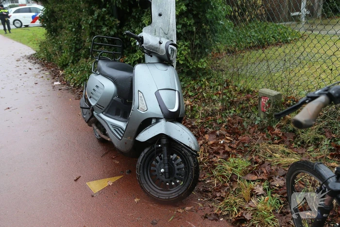 Schade na botsing tussen scooter en fietser