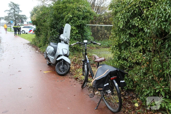 Schade na botsing tussen scooter en fietser