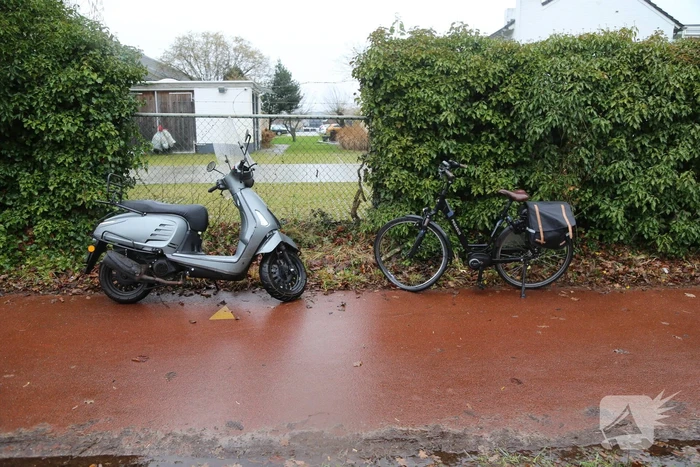 Schade na botsing tussen scooter en fietser