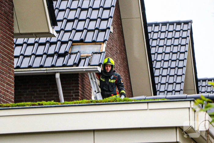Brandweer verwijdert losliggende dakpannen