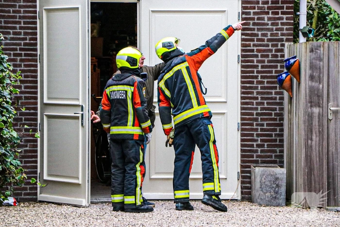 Brandweer verwijdert losliggende dakpannen