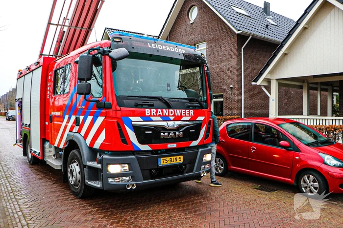 Brandweer verwijdert losliggende dakpannen