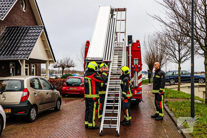 Brandweer verwijdert losliggende dakpannen