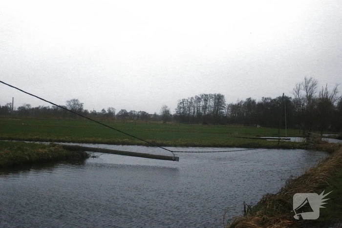 Stroompaal omgewaaid door storm