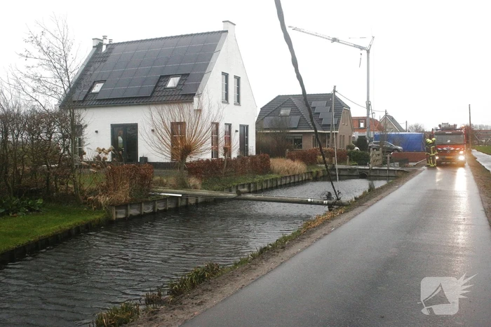 Stroompaal omgewaaid door storm