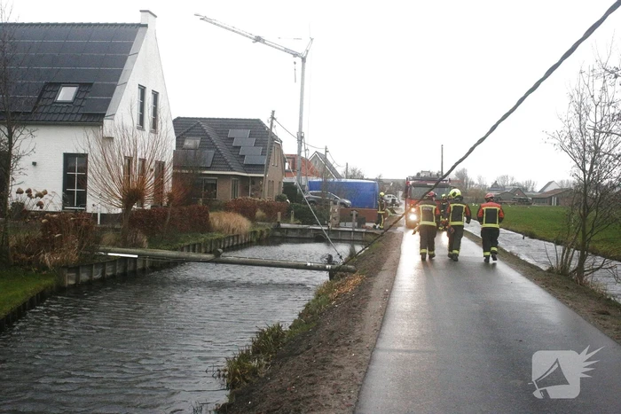Stroompaal omgewaaid door storm