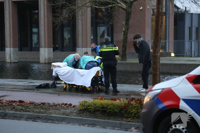 Persoon belandt in water