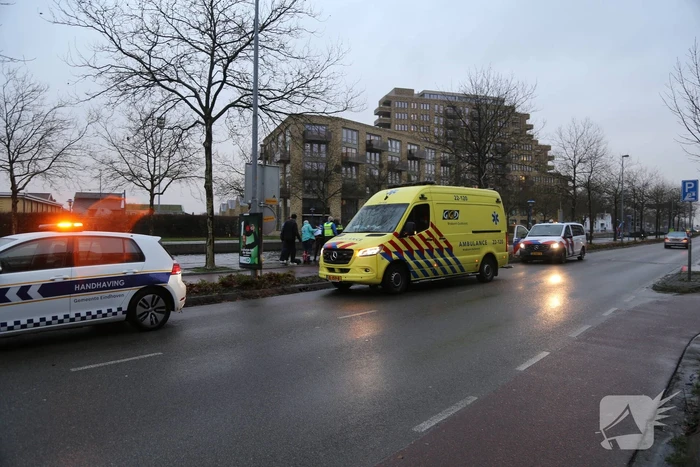 Persoon belandt in water