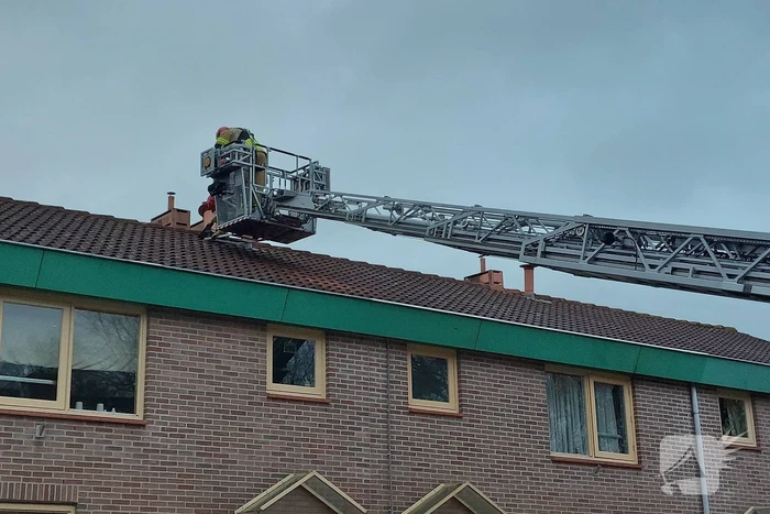 Schoorsteen laat los door harde wind