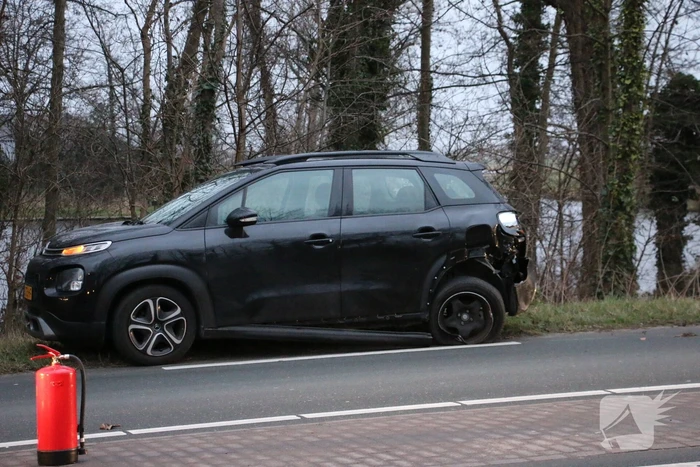 Auto op zijn kop na ongeval met voorganger