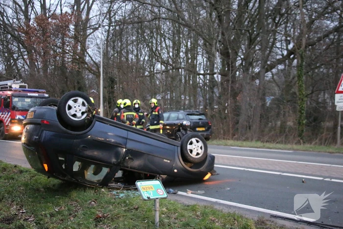 Auto op zijn kop na ongeval met voorganger