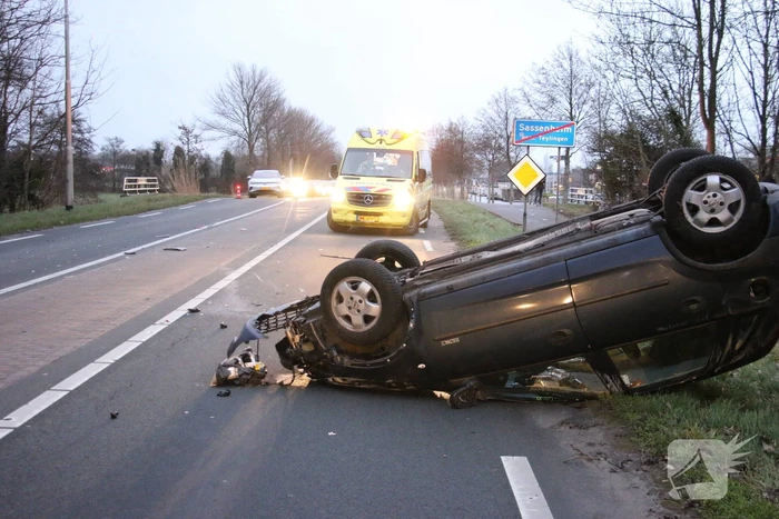 Auto op zijn kop na ongeval met voorganger