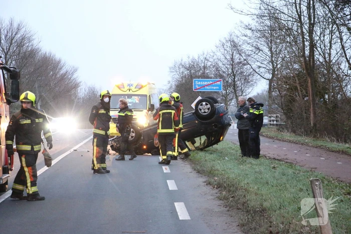 Auto op zijn kop na ongeval met voorganger