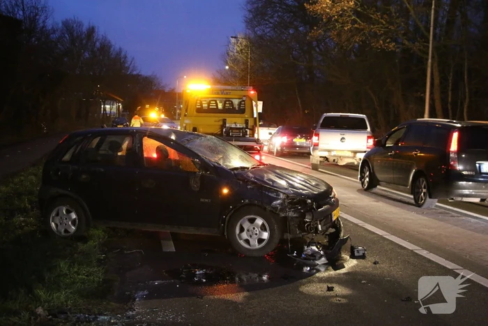 Auto op zijn kop na ongeval met voorganger