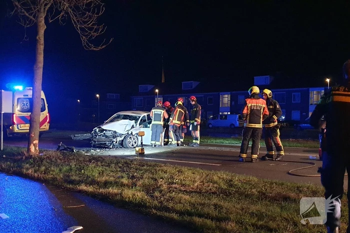 Automobilist raakt gewond bij aanrijding tegen boom