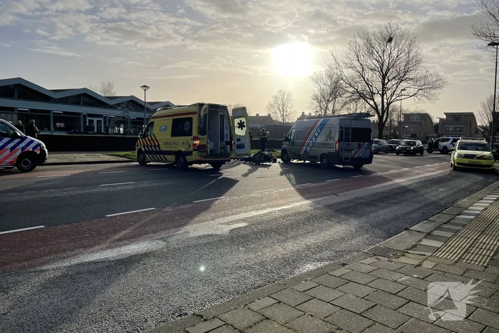 Motorrijder ernstig gewond bij botsing met bestelbus