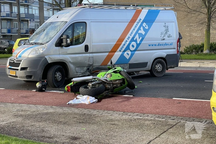 Motorrijder ernstig gewond bij botsing met bestelbus