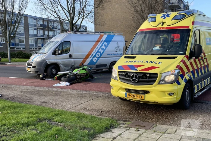 Motorrijder ernstig gewond bij botsing met bestelbus