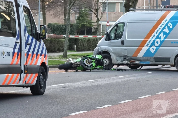 Motorrijder ernstig gewond bij botsing met bestelbus