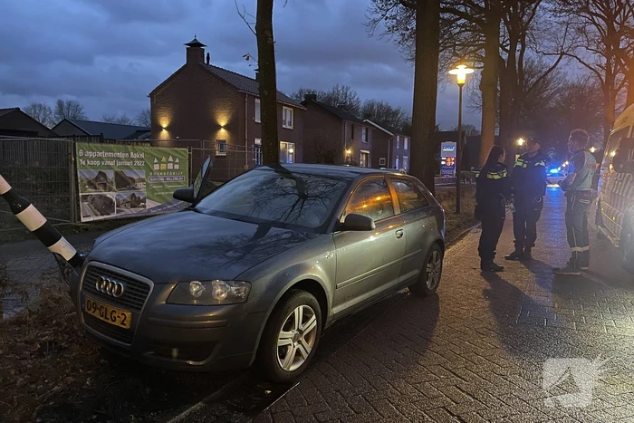 Automobilist botst frontaal op verkeerslicht