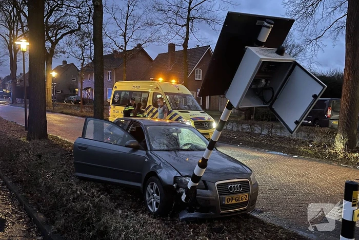 Automobilist botst frontaal op verkeerslicht