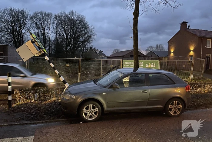 Automobilist botst frontaal op verkeerslicht