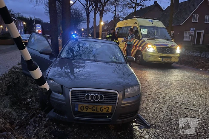 Automobilist botst frontaal op verkeerslicht