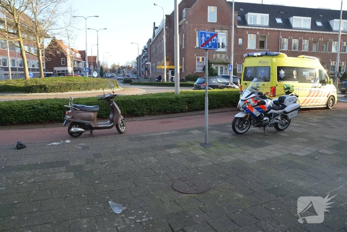Scooter en fietser botsen op elkaar