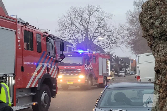 Brandweer blust brand in bijgebouw