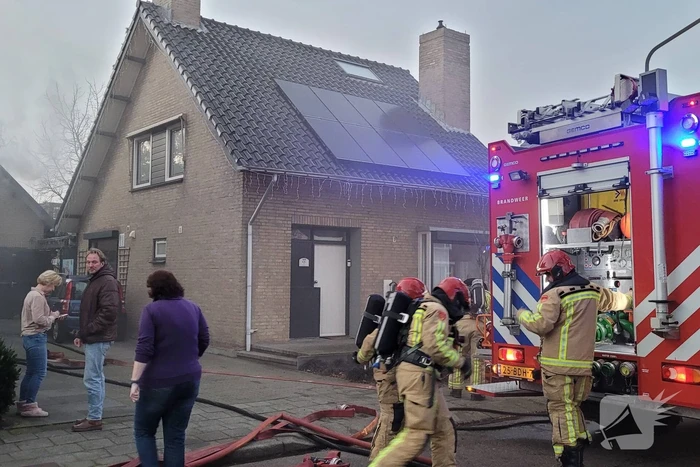Brandweer blust brand in bijgebouw