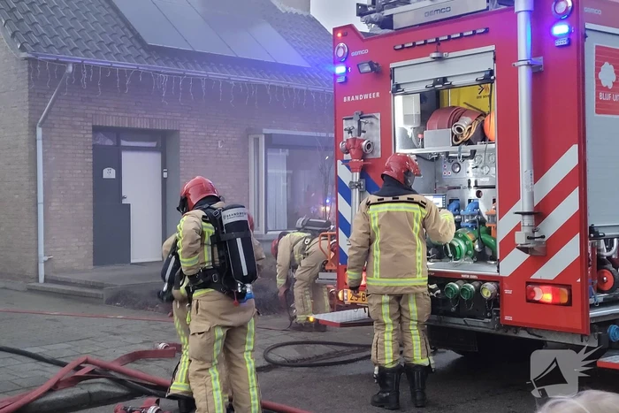 Brandweer blust brand in bijgebouw