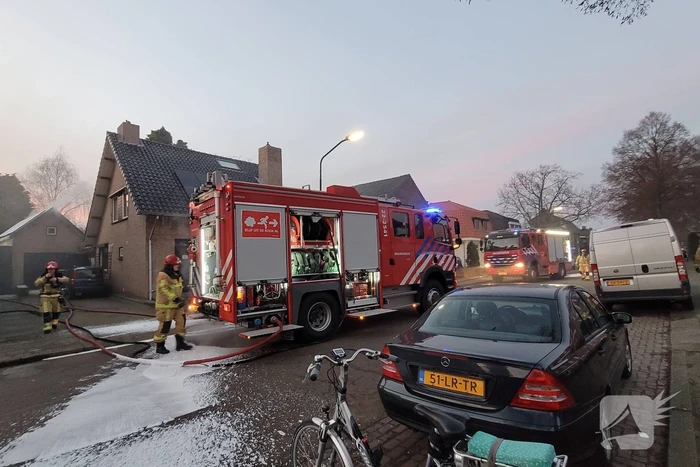 Brandweer blust brand in bijgebouw