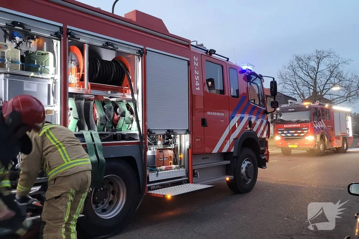 Brandweer blust brand in bijgebouw