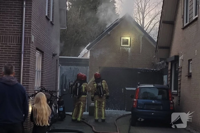 Brandweer blust brand in bijgebouw