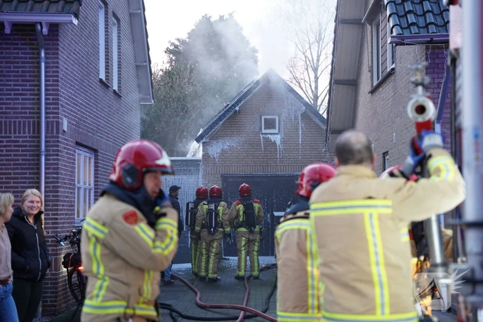 Brandweer blust brand in bijgebouw