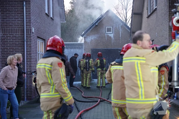 Brandweer blust brand in bijgebouw