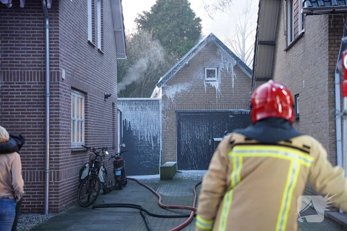 Brandweer blust brand in bijgebouw