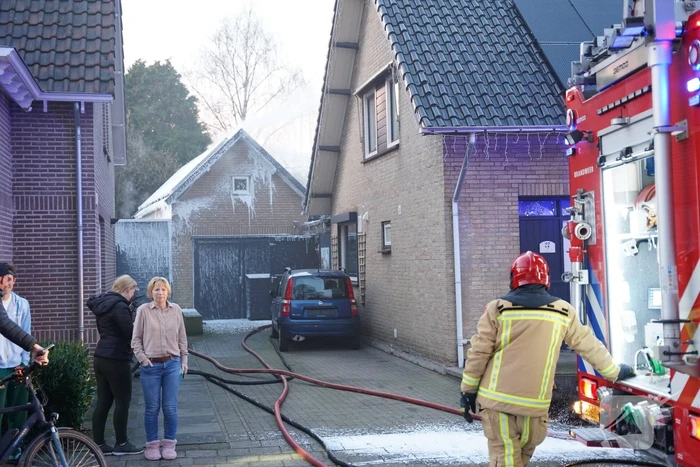 Brandweer blust brand in bijgebouw