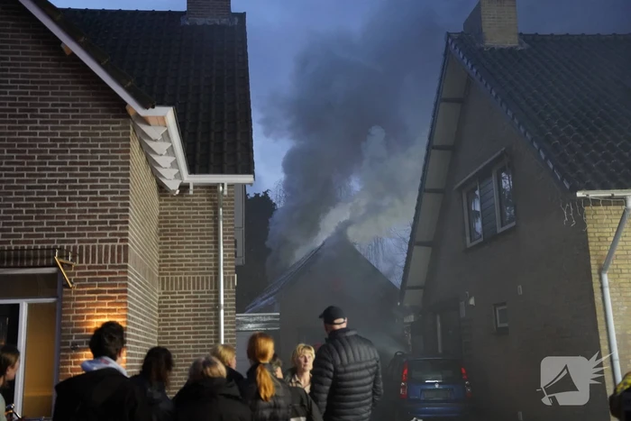 Brandweer blust brand in bijgebouw