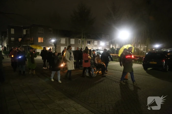 Groep mensen loopt lichtjestocht tegen coronamaatregelen