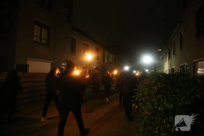 Groep mensen loopt lichtjestocht tegen coronamaatregelen