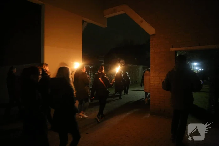 Groep mensen loopt lichtjestocht tegen coronamaatregelen