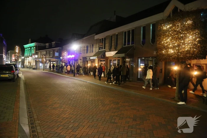 Groep mensen loopt lichtjestocht tegen coronamaatregelen