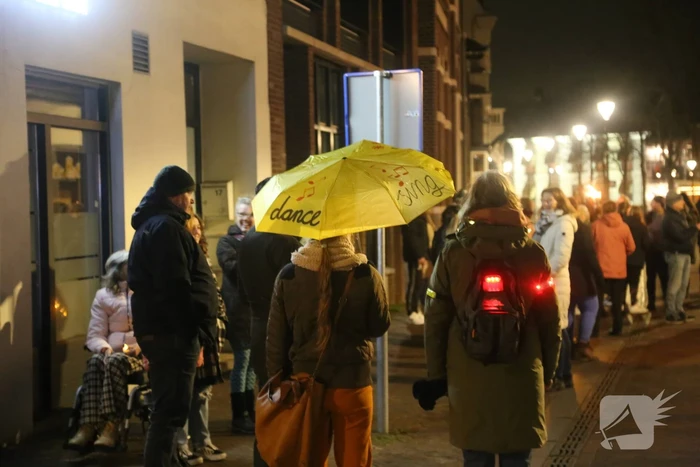 Groep mensen loopt lichtjestocht tegen coronamaatregelen