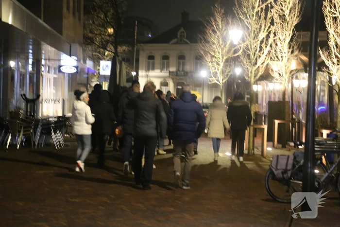 Groep mensen loopt lichtjestocht tegen coronamaatregelen