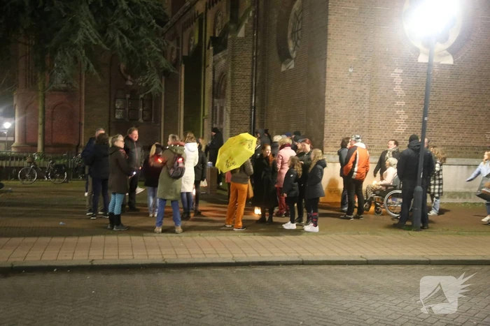 Groep mensen loopt lichtjestocht tegen coronamaatregelen