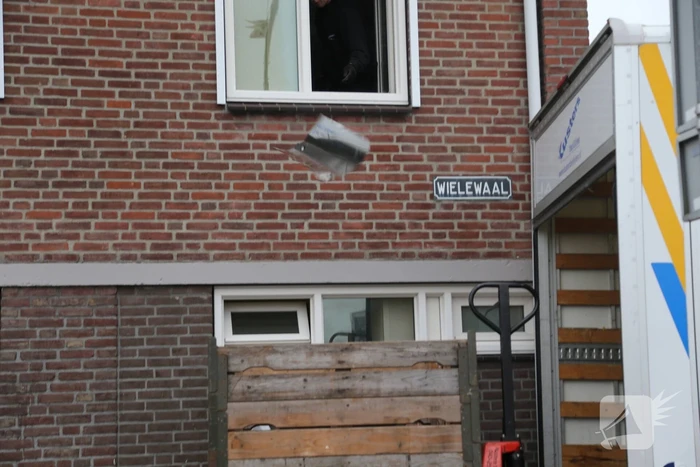 Politie treft hennepkwekerij aan en houdt een persoon aan