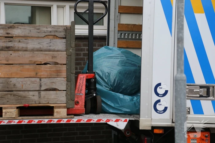 Politie treft hennepkwekerij aan en houdt een persoon aan