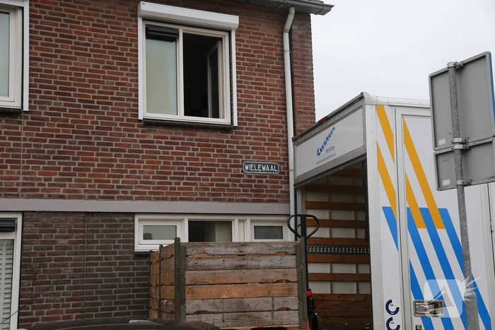 Politie treft hennepkwekerij aan en houdt een persoon aan