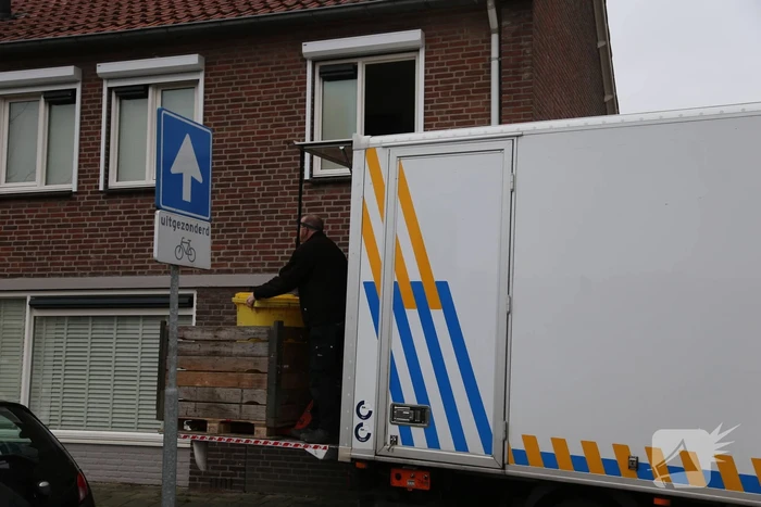 Politie treft hennepkwekerij aan en houdt een persoon aan